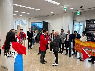 EGLの会長を出迎える様子