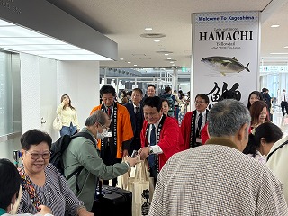 香港からの観光客を出迎える様子