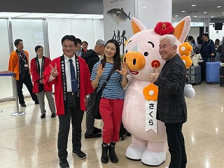 観光客との記念写真に応じる様子