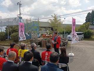 あいさつする様子