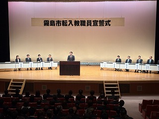 あいさつする様子