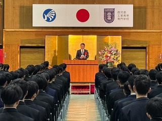 祝辞を述べる様子