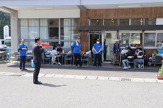 あいさつする様子