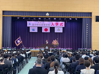 市長が祝辞を述べる様子