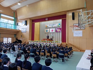 市長が祝辞を述べる様子