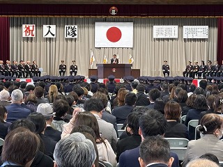 市長が祝辞を述べる様子