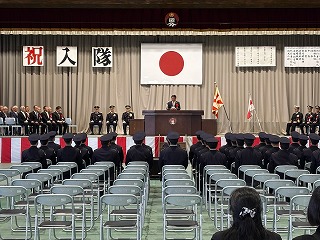 市長が祝辞を述べる様子