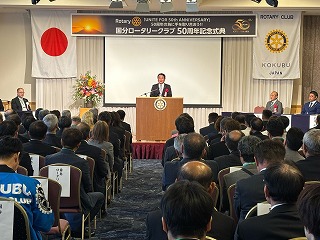 市長が祝辞を述べる様子