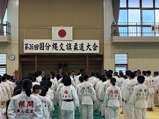 あいさつする様子