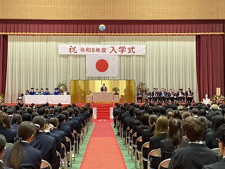 市長が祝辞を述べる様子