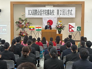市長が祝辞を述べる様子