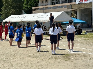 市長が生徒を激励する様子