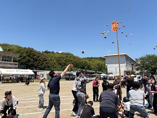 市長が玉入れする様子