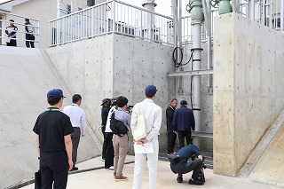 日当山調整池の説明を受ける様子