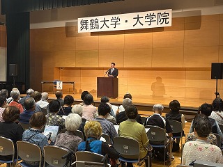 市長が祝辞を述べる様子