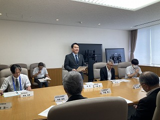 市長があいさつする様子