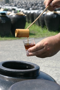 黒酢を注ぐ様子の画像