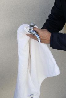 タオルなどの厚手の布を巻き付ける